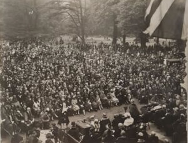 Neville Chamberlain opening Gunnersbury Park in 1926